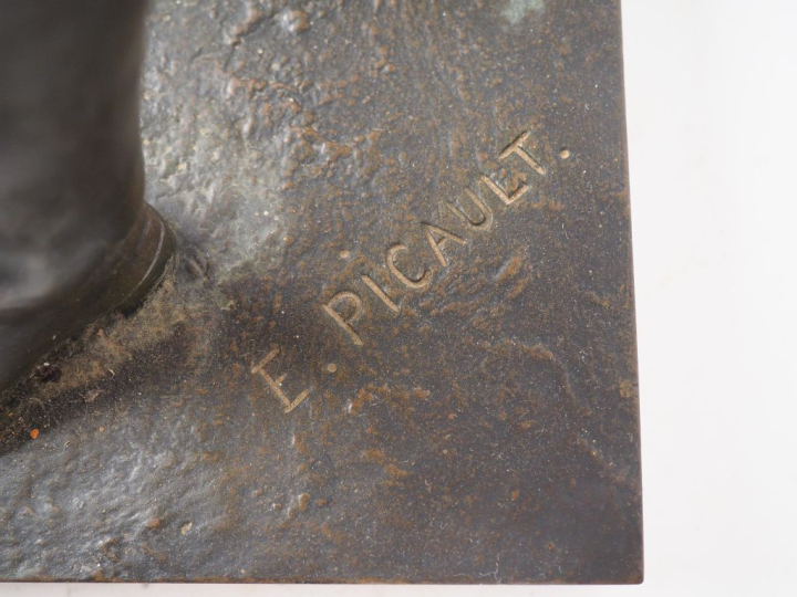 PICAULT.  "le hallebardier" Sculpture en bronze à patine brune. Signée