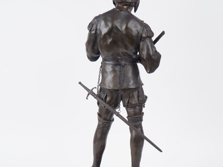 PICAULT.  "le hallebardier" Sculpture en bronze à patine brune. Signée