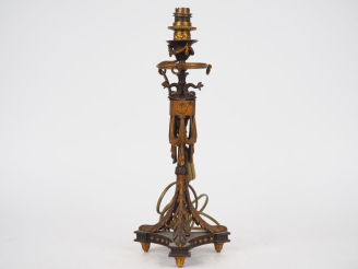 Vente aux enchères Pied de lampe de style Louis XVI en métal à double patine à décor de d