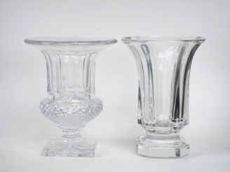 Vente aux enchères SAINT-LOUIS.  Vase Médicis en cristal. Signé H. 25 cm Vase en cristal,