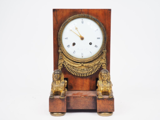 Vente aux enchères Pendule Retour d'Egypte en acajou et bronze, à décor de sphinx et de d