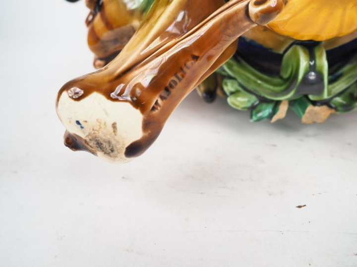 SARREGUEMINES, MAJOLICA. Jardinière Napoléon III en biscuit et porcela