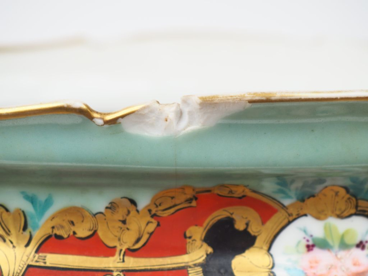 Jardinière Napoléon III en porcelaine de Paris, à décor dans des réser