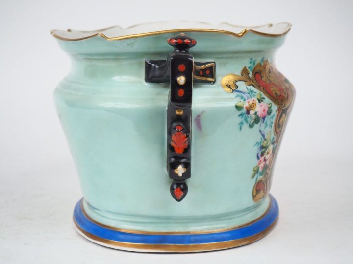 Jardinière Napoléon III en porcelaine de Paris, à décor dans des réser