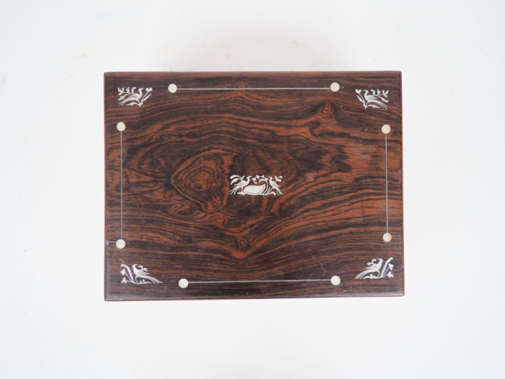 Coffret Napoléon III en marqueterie de nacre et de palissandre, à déco