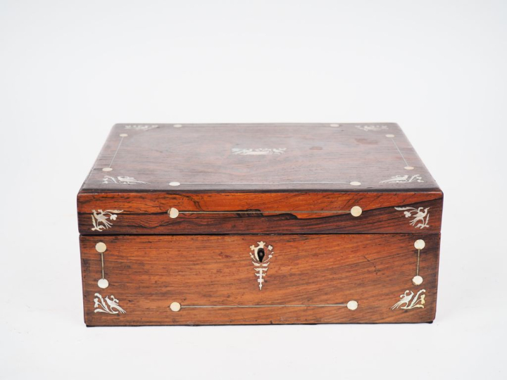 Coffret Napoléon III en marqueterie de nacre et de palissandre, à déco