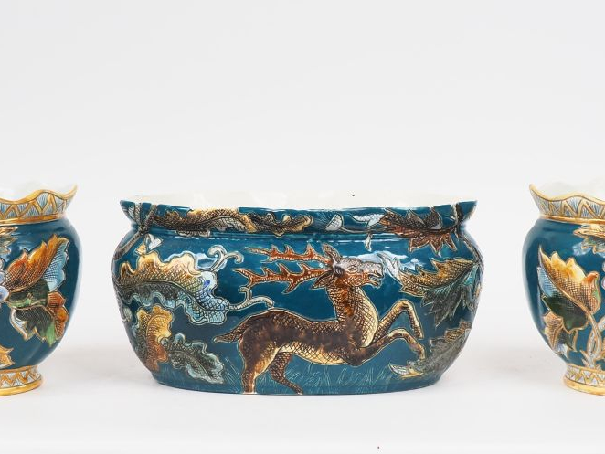 Garniture en barbotine, à décor de fleurs polychromes comprenant :  un