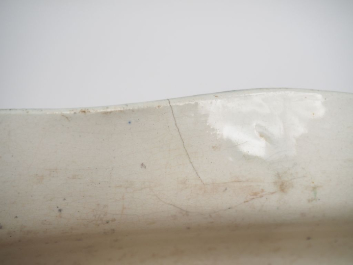 Garniture en barbotine, à décor de fleurs polychromes comprenant :  un