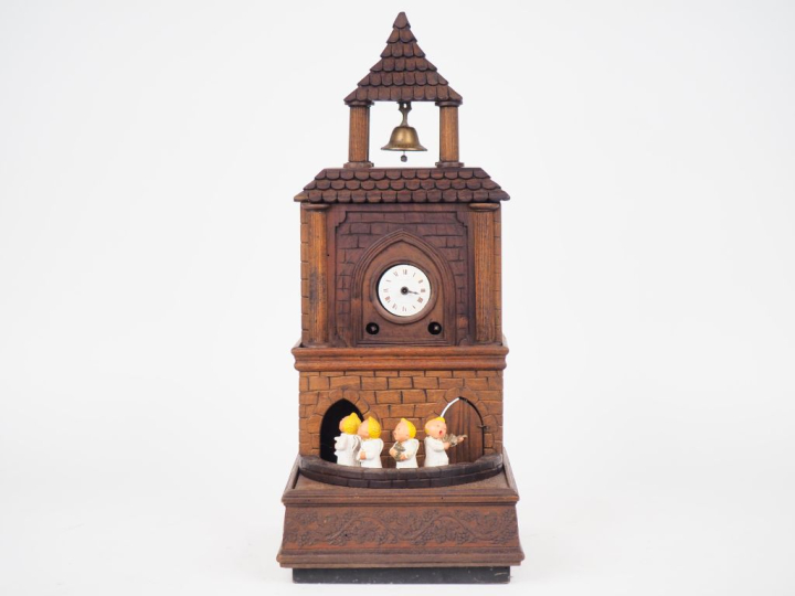 Pendule automate en bois sculpté, en forme de beffroi à décor tournant