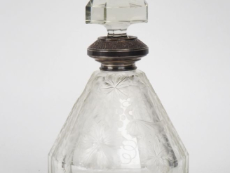 Vente aux enchères Flacon 1900 en cristal gravé à décor de pampres , monture en argent po