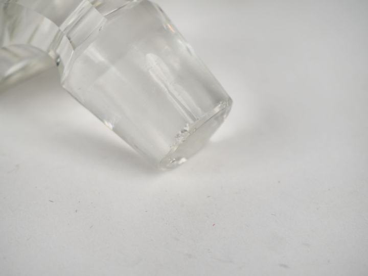 Flacon 1900 en cristal gravé à décor de pampres , monture en argent po