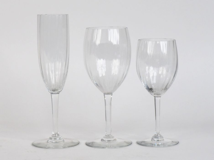 BACCARAT. Service de verres en cristal décor de cannelures comprenant 