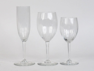 Vente aux enchères BACCARAT. Service de verres en cristal décor de cannelures comprenant 
