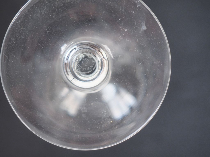 BACCARAT. Service de verres en cristal décor de cannelures comprenant 