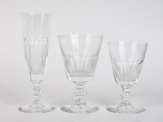 Vente aux enchères SAINT-LOUIS.  Service de verres en cristal comprenant :  6 verres à ea