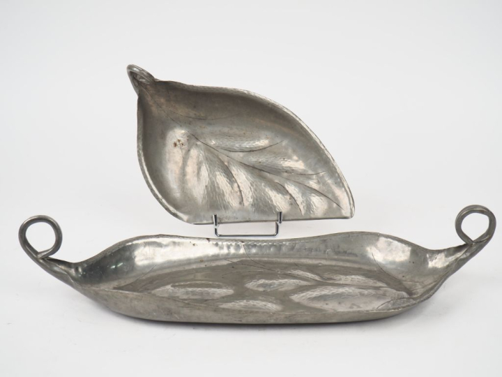 CHANAL.  Plateau à anses et une pelle en étain repoussé à décor de feu