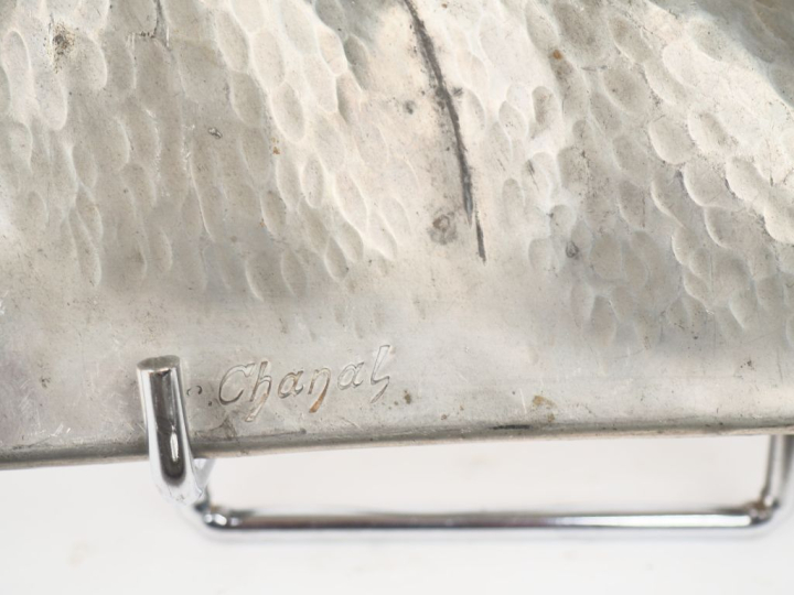 CHANAL.  Plateau à anses et une pelle en étain repoussé à décor de feu