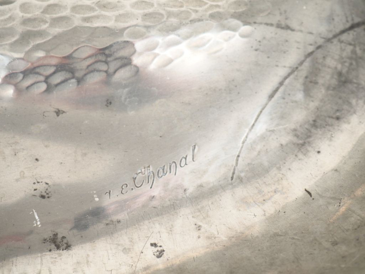 CHANAL.  Plateau à anses et une pelle en étain repoussé à décor de feu