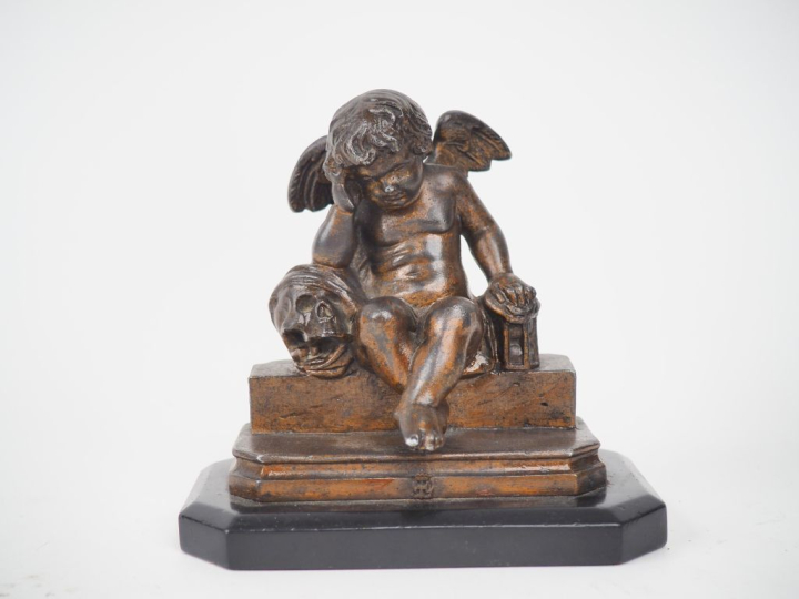 Sujet 1900 en régule patiné "l'amour endormi", socle en marbre noir. H