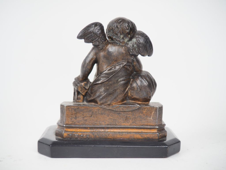 Sujet 1900 en régule patiné "l'amour endormi", socle en marbre noir. H