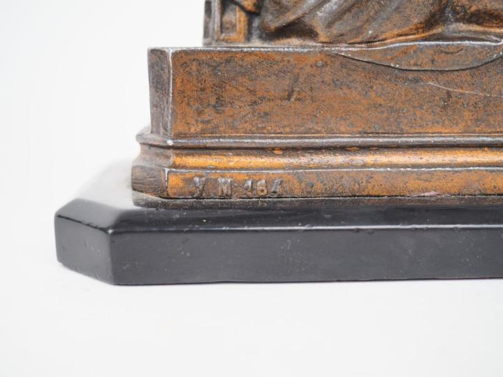 Sujet 1900 en régule patiné "l'amour endormi", socle en marbre noir. H