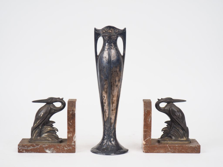 Paire de serre livres 1940 en régule patiné et marbre rose figurant de