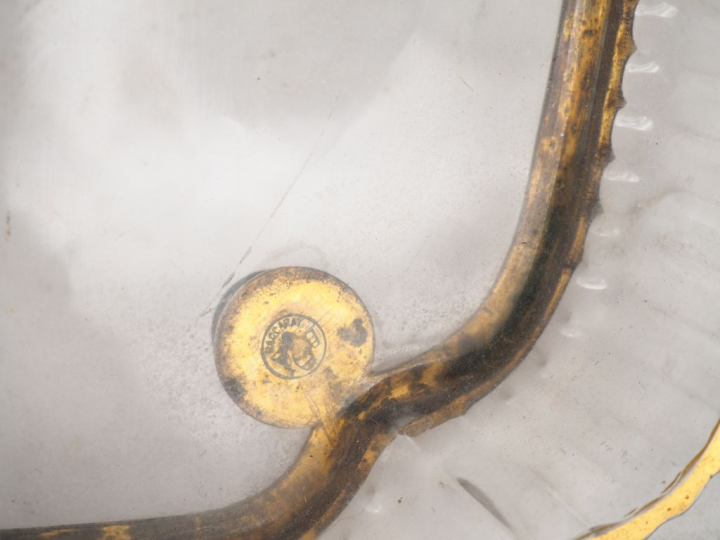 BACCARAT.  Plateau à anses en cristal à décor de liseré doré, monture 