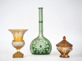 Vente aux enchères Grand flacon en cristal taillé bicolore. H. 37 cm On y joint un sucrie