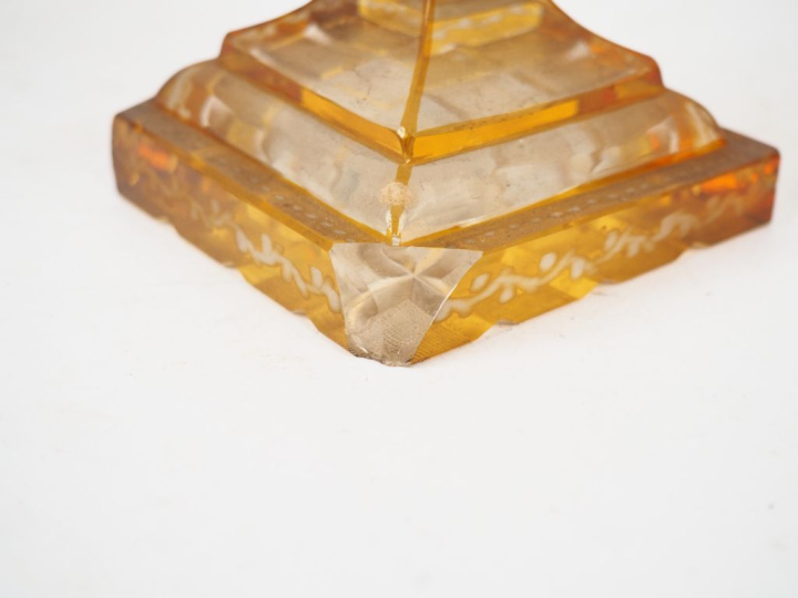 Grand flacon en cristal taillé bicolore. H. 37 cm On y joint un sucrie