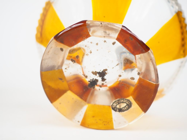 Grand flacon en cristal taillé bicolore. H. 37 cm On y joint un sucrie