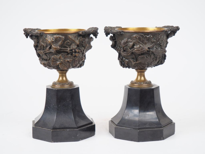 Paire de cassolettes Napoléon III en bronze patiné et marbre noir figu