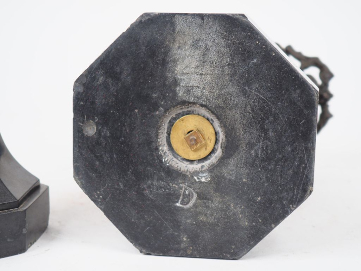 Paire de cassolettes Napoléon III en bronze patiné et marbre noir figu