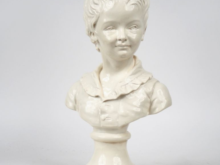 HOUDON (d'après). "buste d'enfant" en faïence. H. 51,5 cm