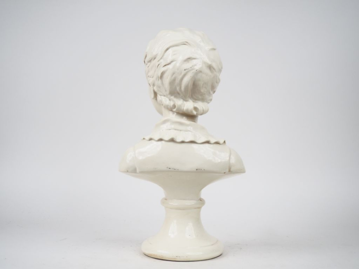 HOUDON (d'après). "buste d'enfant" en faïence. H. 51,5 cm