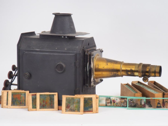 Vente aux enchères Grande visionneuse électrique avec plaques.