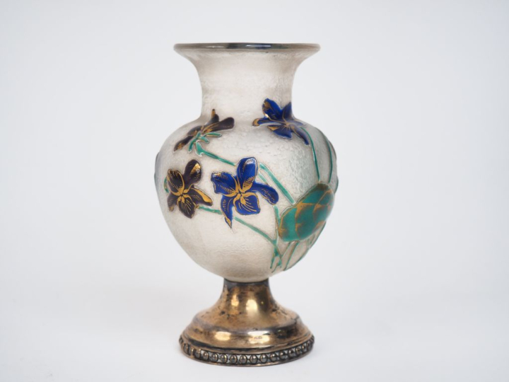 Vase 1900 en verre givré à décor émaillé et polychrome de violettes, p