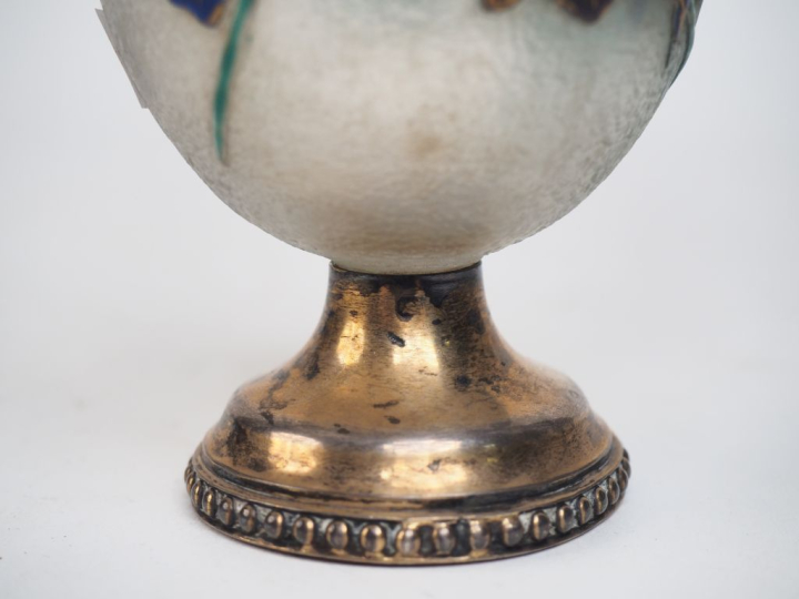 Vase 1900 en verre givré à décor émaillé et polychrome de violettes, p
