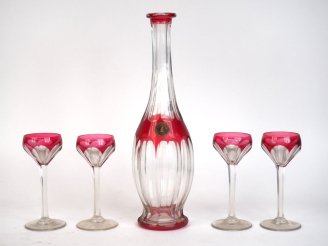 Vente aux enchères SAINT-LOUIS.  Flacon et 4 verres en cristal bicolore.