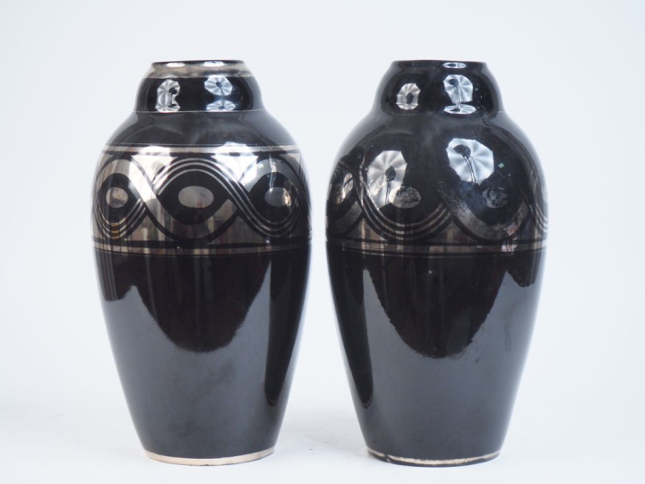Paire de vases ovoides Art Déco en céramique noire et argenté, à décor