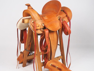 Vente aux enchères Selle en cuir. Bel état