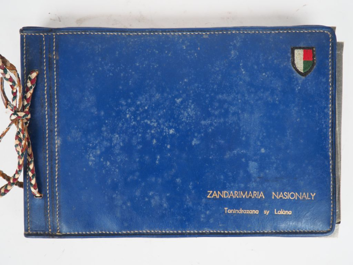 Album de 33  photographies en noir et blanc offert par le Colonel et l