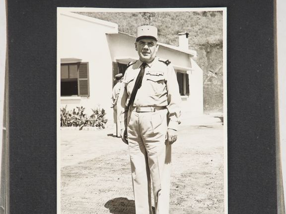 Album de 33  photographies en noir et blanc offert par le Colonel et l