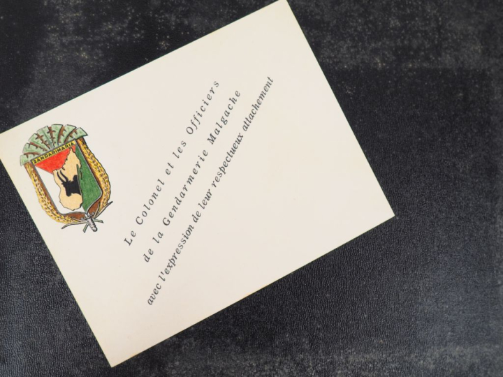 Album de 33  photographies en noir et blanc offert par le Colonel et l