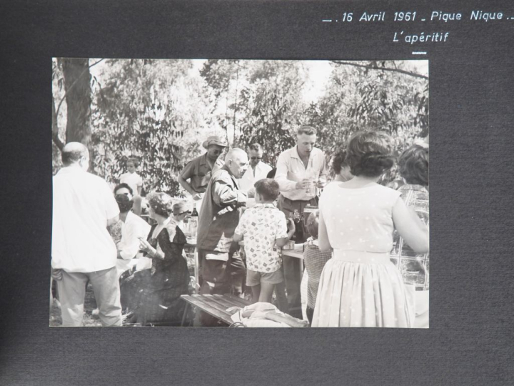 Album de 33  photographies en noir et blanc offert par le Colonel et l