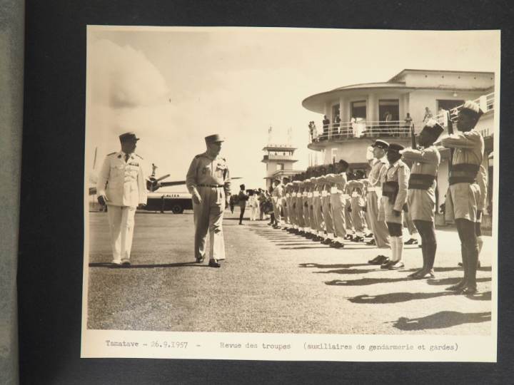 Album de 35 photographies dont la première partie sur la prise d'armes