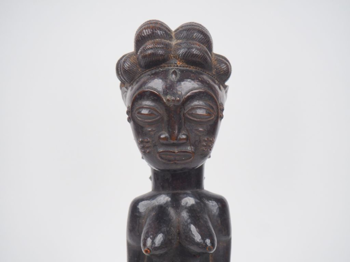 Statue Ebrie Abron, Ghana/Côte d’Ivoire Bois à patine brun foncé noire