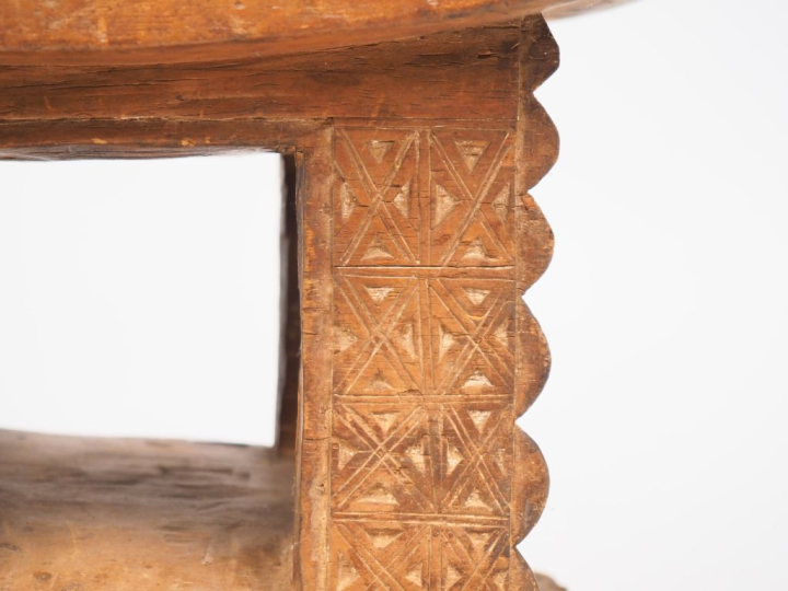 Tabouret Ashanti, Ghana Bois à patine blonde, accident et manque H. 29