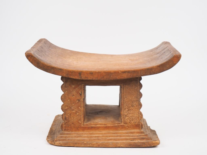 Tabouret Ashanti, Ghana Bois à patine blonde, accident et manque H. 29