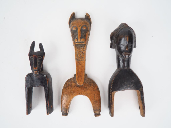 Lot de deux étriers de poulies et d’une fronde, Côte d’Ivoire  A. Ligb