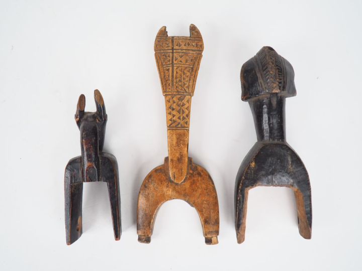 Lot de deux étriers de poulies et d’une fronde, Côte d’Ivoire  A. Ligb